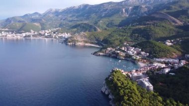 Deniz kıyısındaki tatil kasabasının kuş bakışı manzarası