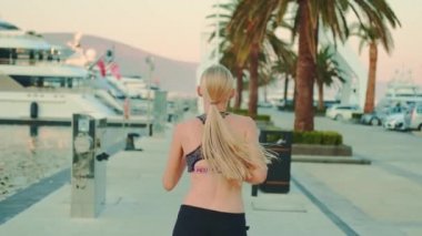 Şehir rıhtımında sabah koşucusunun yaz manzarası