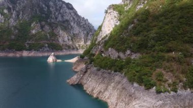 Dağın eteğinde tüneli olan bir otoyol.