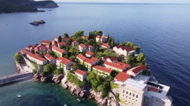 Denizde kayanın üzerinde manzaralı bir adanın üzerinde uçarken