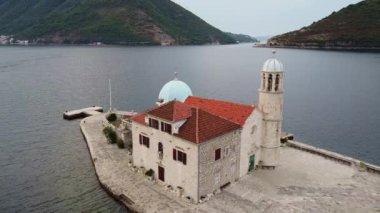 Adadaki küçük antik kilisenin insansız hava aracı görüntüsü