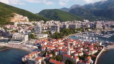 Eski ve modern parçaları olan büyük kıyı şehrinin kuş bakışı görüntüsü. Karadağ 'ın eski Budva kentinin insansız hava aracı vuruldu.