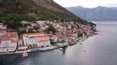 Otantik mimarisi olan bir şehrin havadan görünüşü. Karadağ 'da Perast' in Havadan Görünümü.