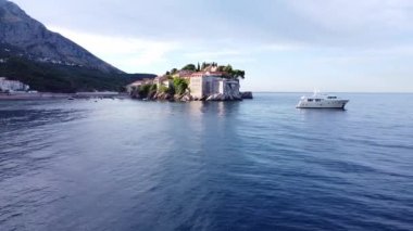 Güzel adanın havadan görünüşü, deniz tarafından yıkanan binalar.