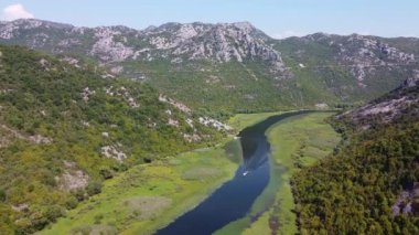 Dağları ve vadideki nehri uzaktan izle.