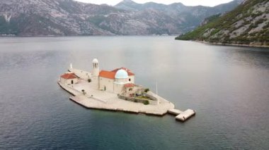 Kırmızı çatılı ve adada kulesi olan kilise restore edildi.