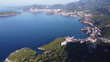 Dağların eteklerindeki popüler turistik şehrin havadan görünüşü