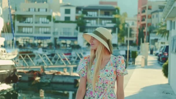 Hezká žena upravuje sluneční klobouk na hlavě — Stock video