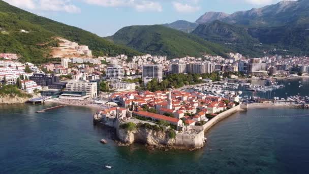 Κηφήνας άποψη της μεγάλης πόλης πλένονται από τη θάλασσα και περιβάλλεται από βουνά. Πυροβολισμός με drone της παλιάς πόλης Μπούντβα στο Μαυροβούνιο. — Αρχείο Βίντεο