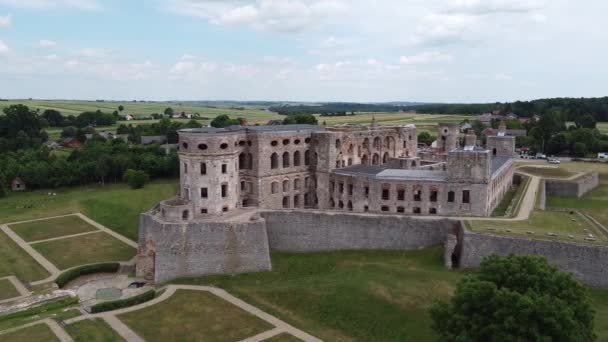 Palácio antigo com uma grande área nos arredores da cidade. Castelo de Krzyztopor na Polónia. — Vídeo de Stock