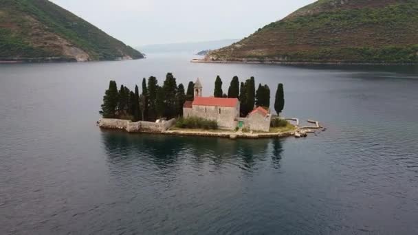 Starověký kamenný kostel postavený na malém ostrově v moři — Stock video