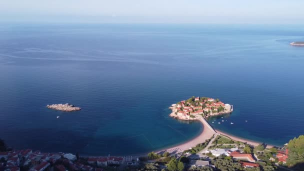 Île aux toits rouges - la principale attraction touristique de la région — Video