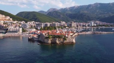Kıyı şehrinin eski ve yeni bölümündeki insansız hava aracının görüntüsü. Karadağ 'ın eski Budva kentinin insansız hava aracı vuruldu.