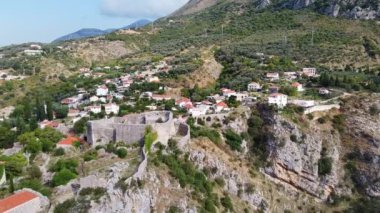Antik kalenin insansız hava aracı görüntüsü. Karadağ 'ın eski Bar kentinin insansız hava aracı vuruldu.