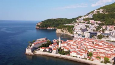 Sahilde güzel doğası olan bir panorama. Karadağ 'ın eski Budva kentinin insansız hava aracı vuruldu.