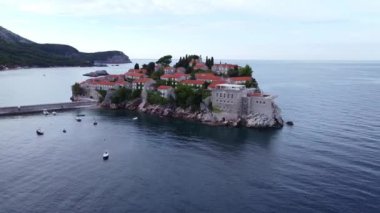 Anakaraya yakın olan kayalık adanın kuş bakışı görüntüsü. Karadağ 'da Sveti Stefan.