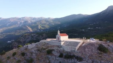 Dağların arasında eski bir geçmişi olan küçük bir kilise.