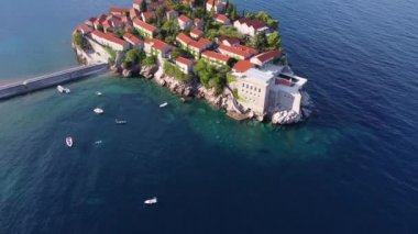 Denizde kayanın üzerinde manzaralı bir adanın üzerinde uçarken