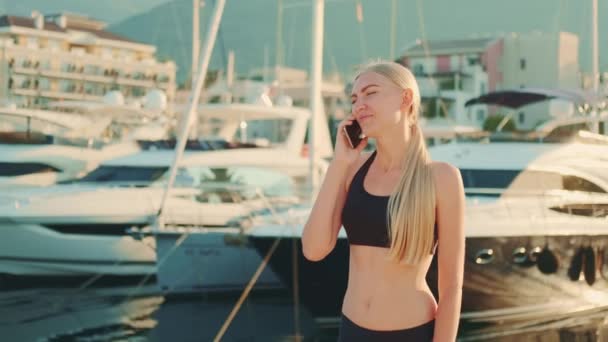 During fitness break cheerful woman talking on phone outdoor — Stock videók