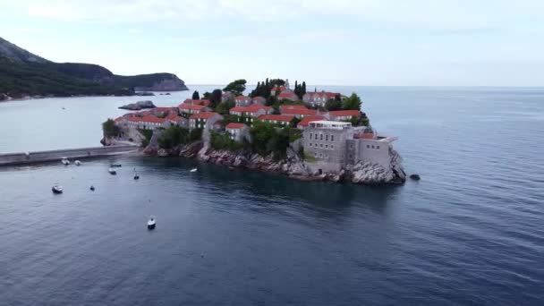 Birds eye view of small rocky island closely situated to the mainland. Sveti Stefan in Montenegro. — 图库视频影像