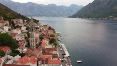 Kırmızı çatıları ve deniz kanalı olan şehir manzarası. Karadağ 'da Perast' in Havadan Görünümü.