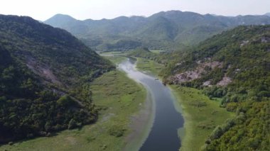 Vadi boyunca akan nehir iki dağ sırası arasında.
