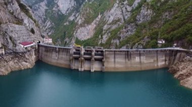 Dağlardaki su barajının insansız hava aracı görüntüsü