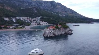 Denizde kırmızı çatı evleri olan Rocky Adası. Karadağ 'da Sveti Stefan.