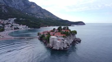 Denizde kırmızı çatı evleri olan Rocky Adası. Karadağ 'da Sveti Stefan.