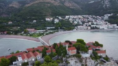 Plajları ve eğlence merkezleri olan tatil köyünün insansız hava aracı görüntüsü