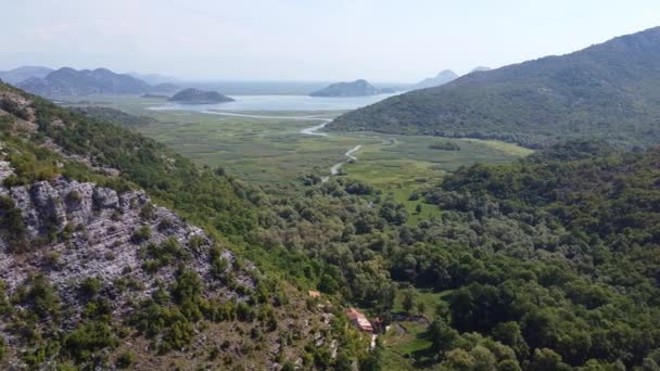 Ένα μέρος όπου ένα βουνό ποτάμι ρέει στη θάλασσα — Αρχείο Βίντεο