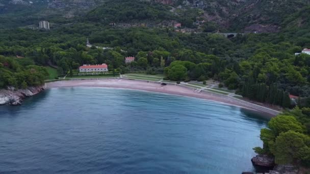 Krásný výhled na pobřeží od dronu. Sveti Stefan v Černé Hoře. — Stock video