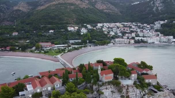 Vue par drone du lieu de villégiature avec plages et centres de loisirs — Video