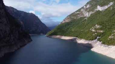 Dağ aralıkları arasında geniş su kanalı