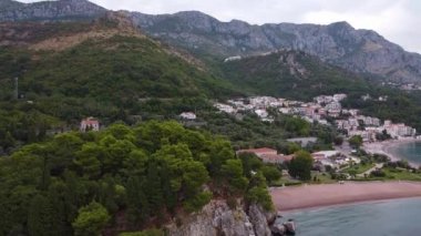 Deniz kıyısına yakın bir dağ sırası