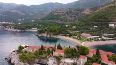 Plajları ve eğlence merkezleri olan tatil köyünün insansız hava aracı görüntüsü