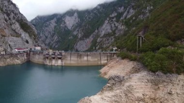 Dağlardaki su barajının insansız hava aracı görüntüsü