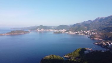 Sakin körfezdeki turistik şehirlerin insansız hava aracı görüntüsü