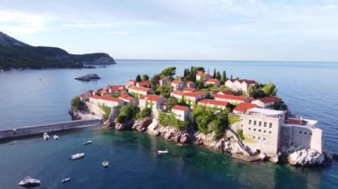 Denizde kayanın üzerinde manzaralı bir adanın üzerinde uçarken