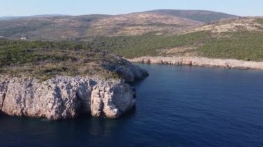 Deniz kenarındaki kayalık güvertenin havadan görünüşü