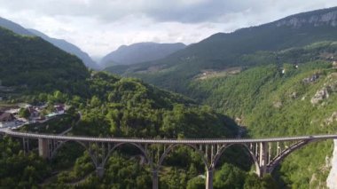 Bir dağ geçidi üzerindeki uzun demir köprünün havadan görünüşü