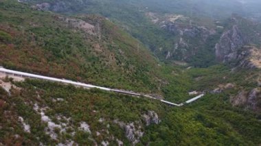 Dağlardaki yüksek basınçlı ana gaz boru hattı
