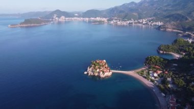 Kırmızı çatısı olan ada - bölgenin ana turistik merkezi.
