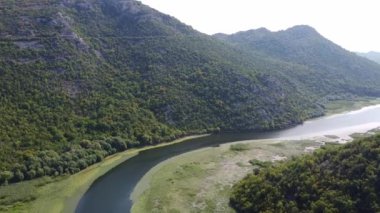 Vadi boyunca akan nehir iki dağ sırası arasında.