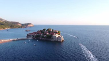 Bir adası olan samimi deniz koyunun havadan görünüşü