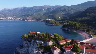 Denizin kıyıları, sık ormanlarla kaplı dağlarla kaplı.