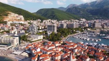 Eski ve modern parçaları olan büyük kıyı şehrinin kuş bakışı görüntüsü. Karadağ 'ın eski Budva kentinin insansız hava aracı vuruldu.