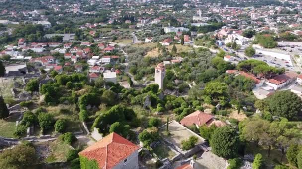 Vogels ogen van stedelijke opluchting. Drone shot van Bar oude stad in Montenegro. — Stockvideo