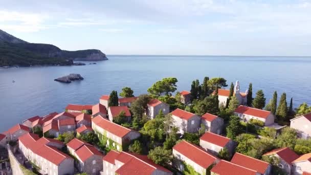 Drönare utsikt över pittoreska ön med gammal arkitektur stil — Stockvideo