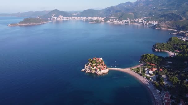 Island with red roof buildings - the main tourist attraction of the region — Stock videók